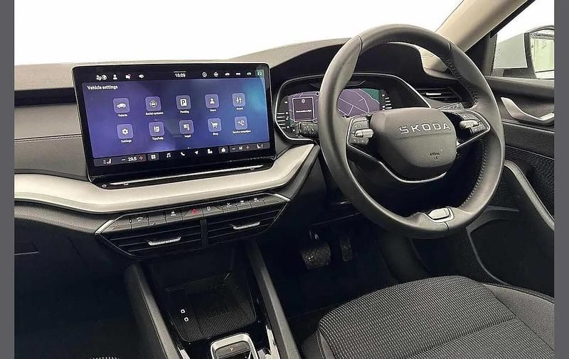 Used Skoda Octavia SE Technology 113 HP (83 kW) 2025 White Estate