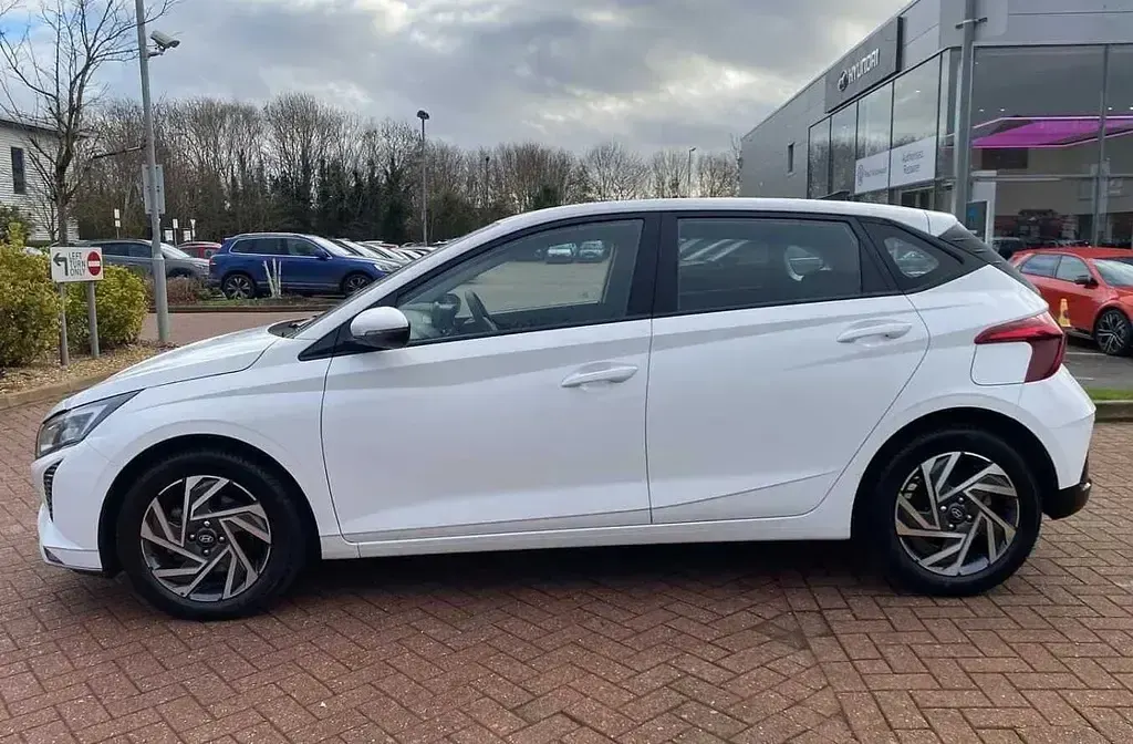 Used Hyundai i20 Advanced 100 HP (73 kW) 2025 Atlas white Hatchback