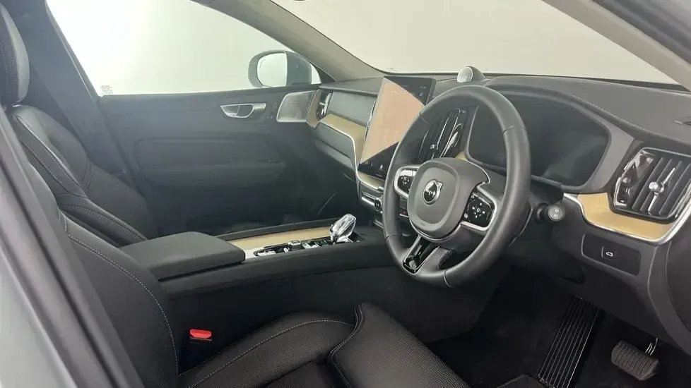 Used Volvo XC60 Ultra 247 HP (181 kW) 2025 Grey SUV