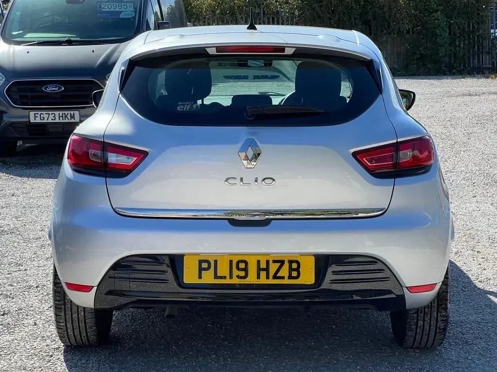 Usado Renault Clio IV Play 90 HP (66 kW) 2019 Prateado Citadino