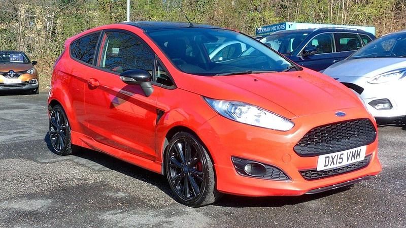 Used Ford Fiesta Zetec 140 HP (102 kW) 2015 Red Hatchback