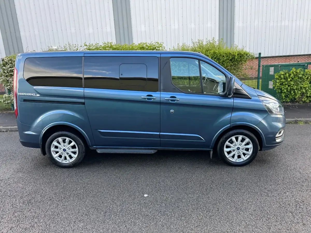 Usado Ford Tourneo Titanium 130 HP (95 kW) 2019 Azul Monovolume