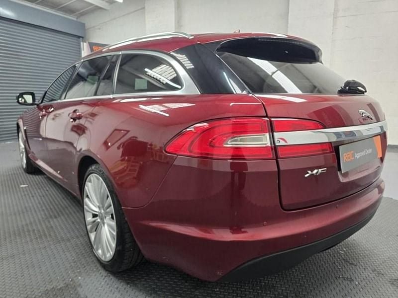 Used Jaguar XF Sportbrake Portfolio 200 HP (147 kW) 2013 Red Estate