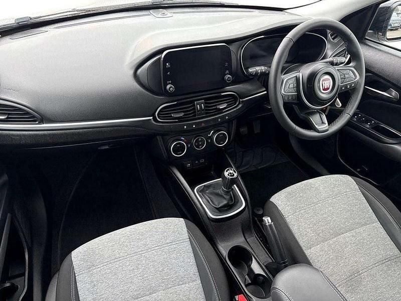 Used Fiat Tipo Cross 100 HP (73 kW) 2022 Silver Hatchback