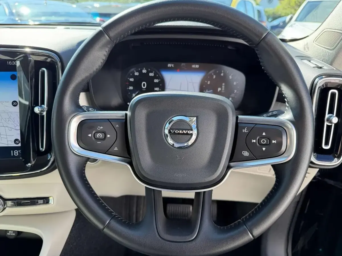 Used Volvo XC40 Momentum 2019 Black SUV