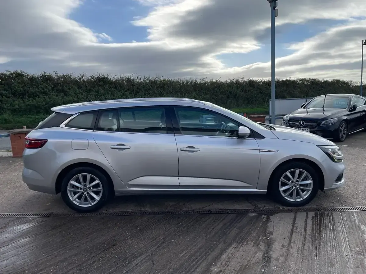 Used Renault Mégane GrandTour Dynamique 2017 Silver Estate