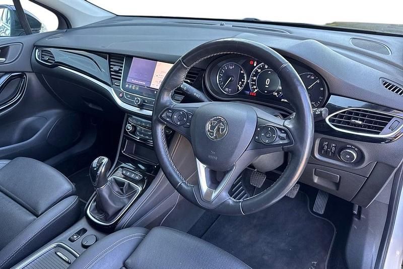 Second-hand Vauxhall Astra Elite 145 CP (106 kW) 2021 Alb Hatchback