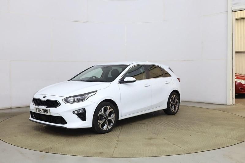 Used Kia Ceed 2019 White Hatchback