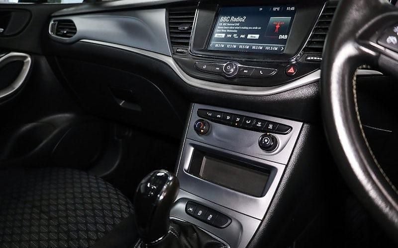 Second-hand Vauxhall Astra Design Edition 110 CP (80 kW) 2019 Argintiu Hatchback