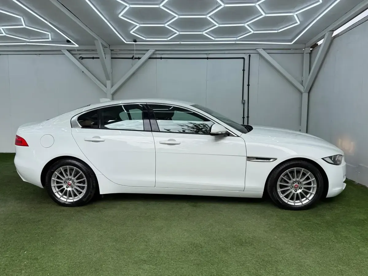 Used Jaguar XE SE 163 HP (119 kW) 2018 White Sedan