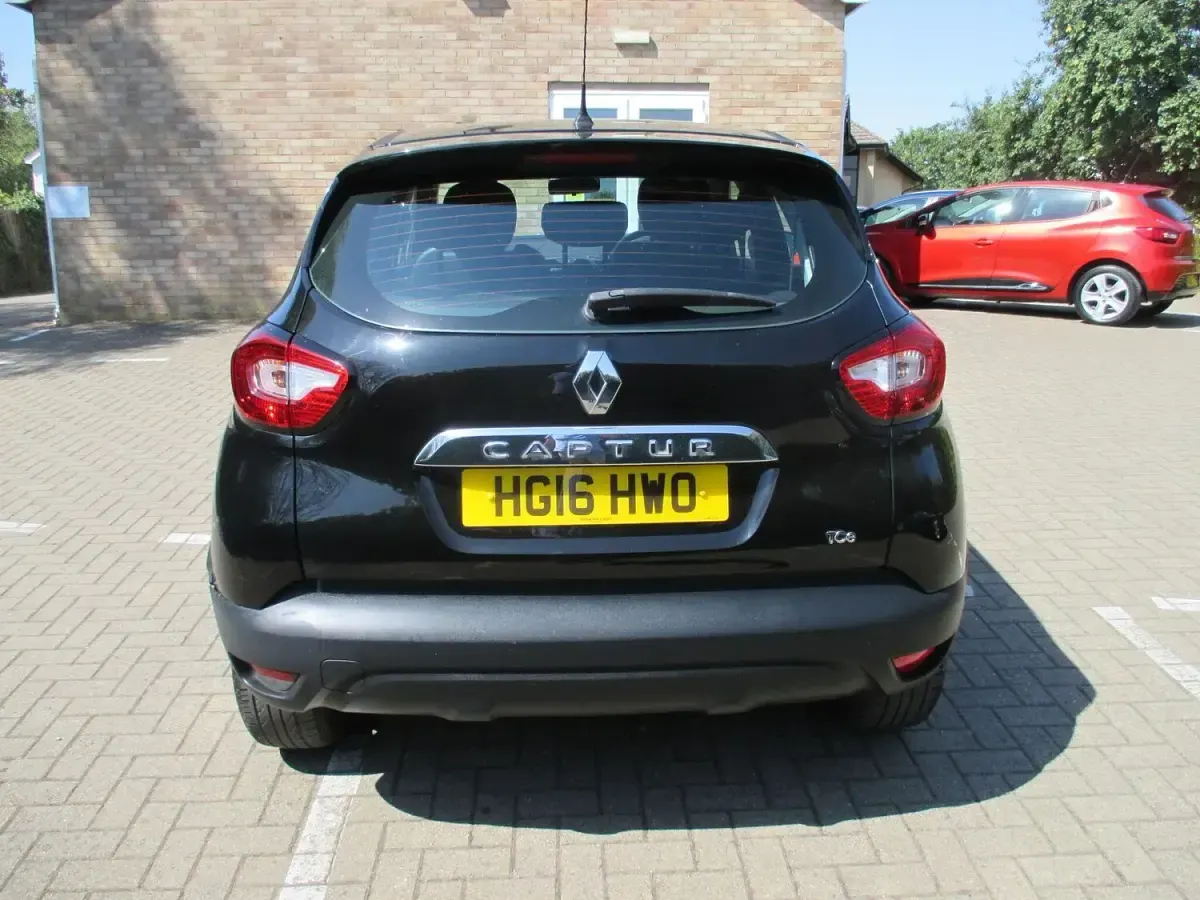 Used Renault Captur Dynamique 90 HP (66 kW) 2016 Black SUV