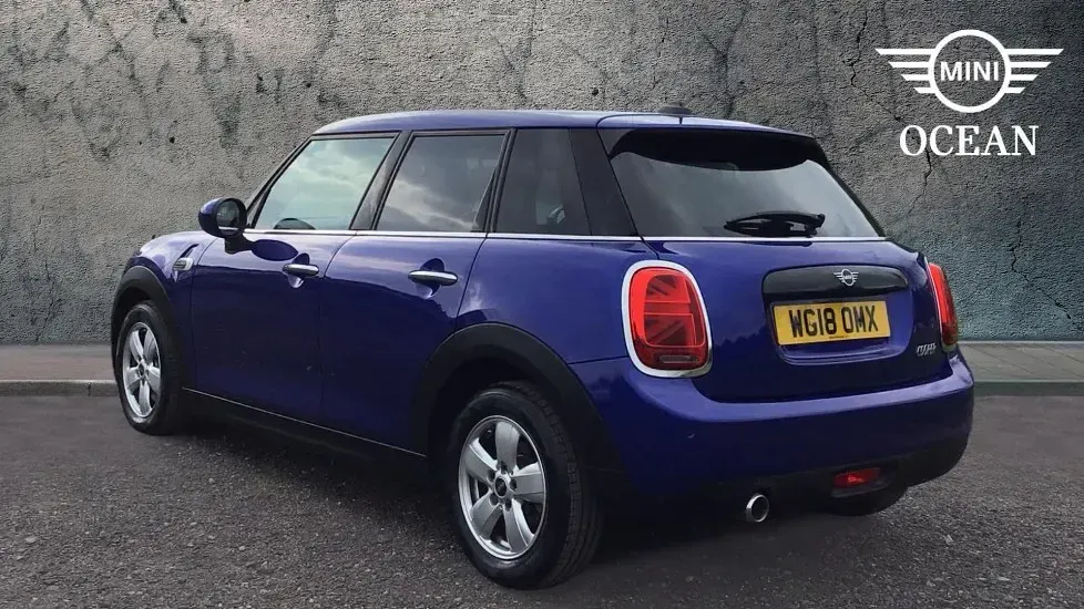 Usado Mini Cooper Hatch 136 CV (100 kW) 2018 Azul Utilitario