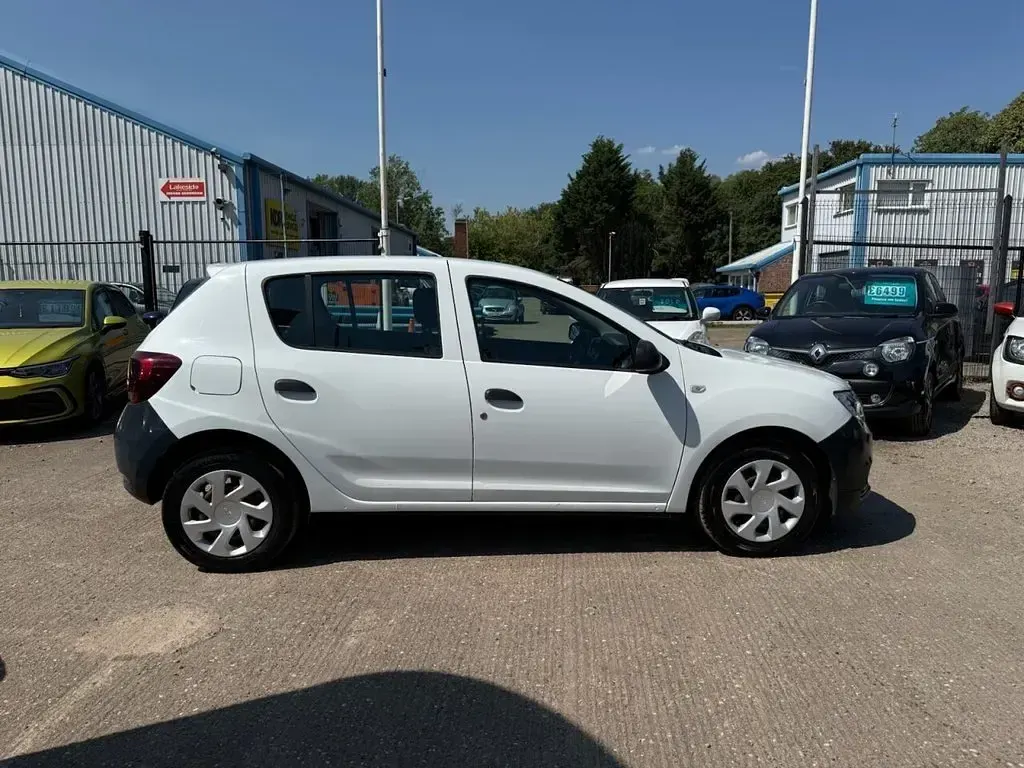 Used Dacia Sandero Acces 75 HP (55 kW) 2017 White Hatchback