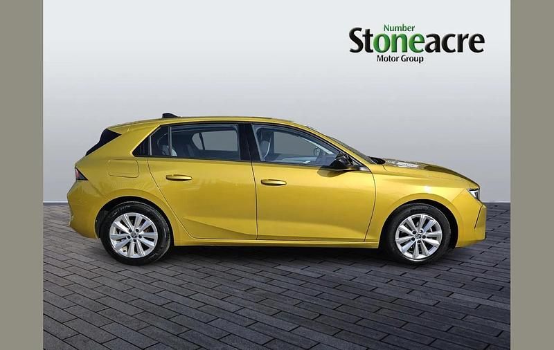 Second-hand Vauxhall Astra Design Edition 130 CP (95 kW) 2023 Galben Hatchback