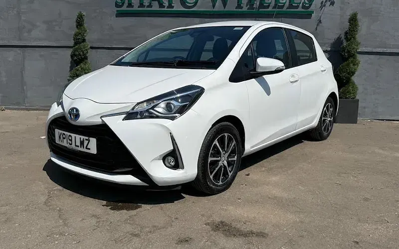 Used Toyota Yaris Hybrid 101 HP (74 kW) 2019 White Hatchback