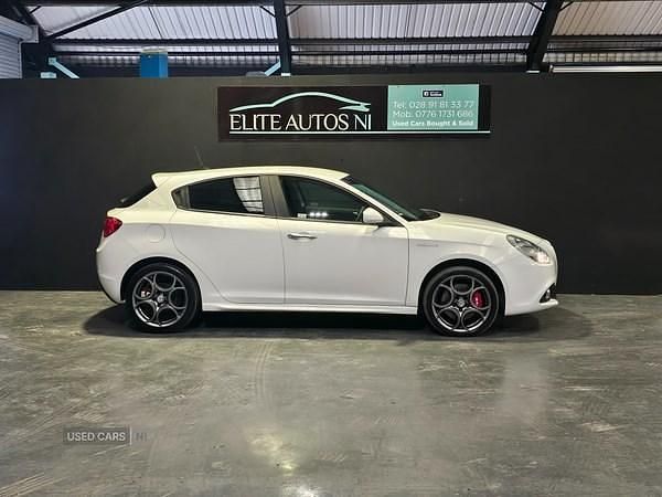 Used Alfa Romeo Giulietta 120 HP (88 kW) 2018 White Hatchback