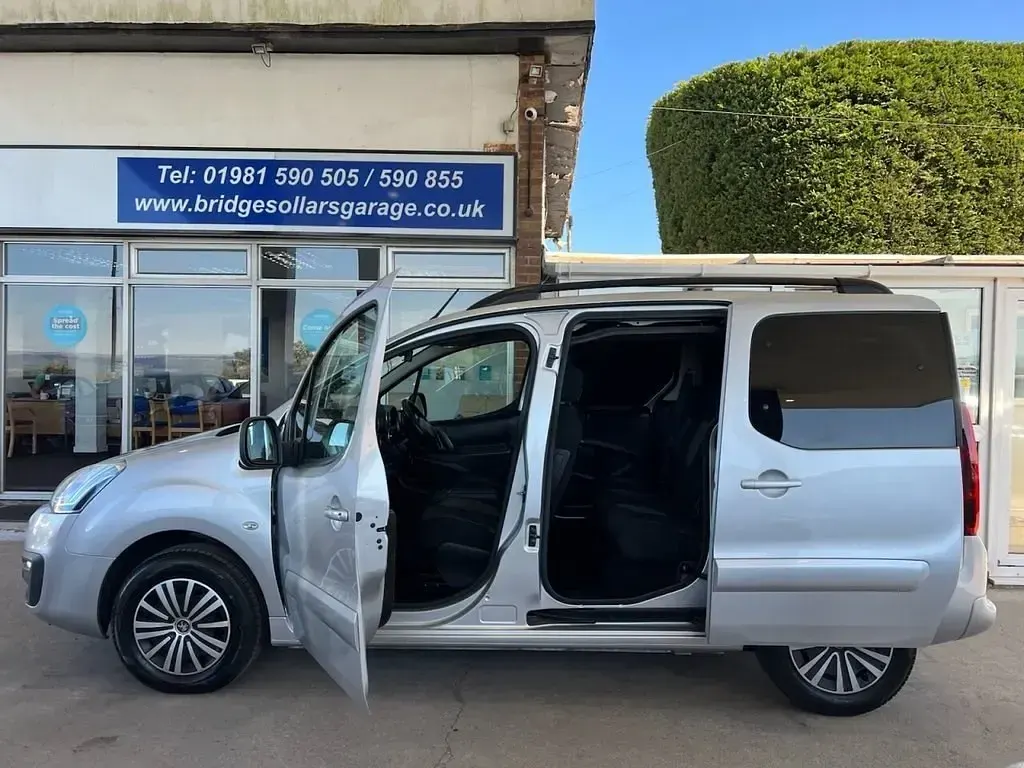 Second-hand Peugeot TePee Allure 100 CP (73 kW) 2016 Argintiu Monovolum