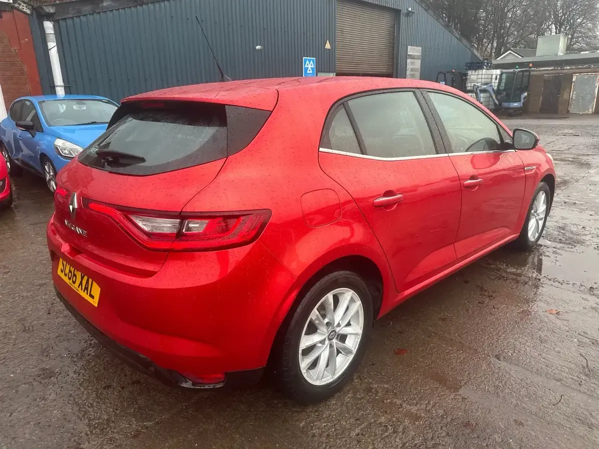 Used Renault Mégane IV Dynamique 110 HP (80 kW) 2016 Red Hatchback