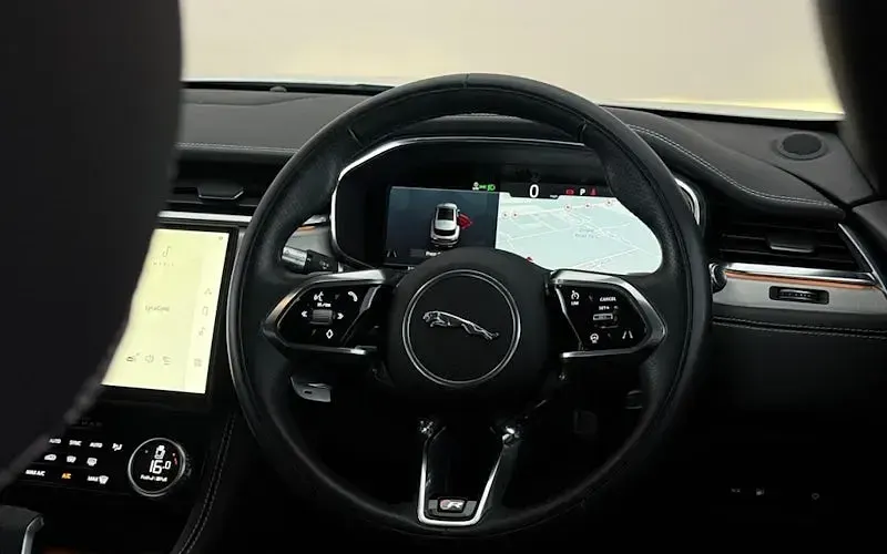 Used Jaguar F-Pace R-Dynamic 404 HP (297 kW) 2022 White SUV