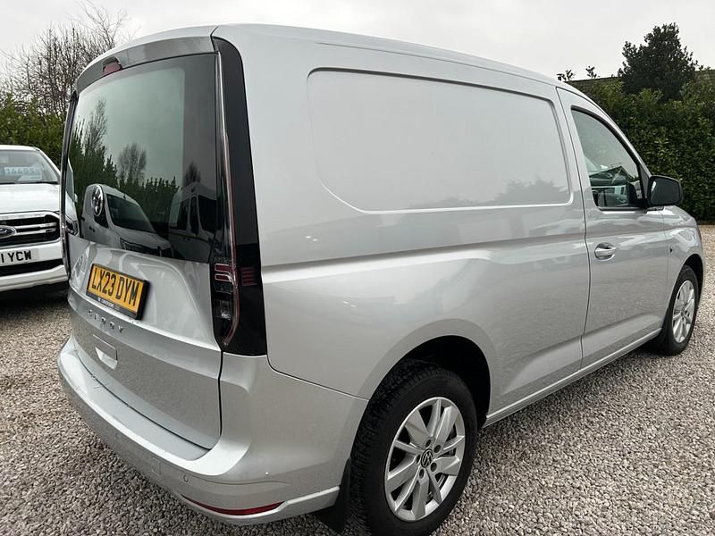 Usado VW Caddy Pro 102 HP (75 kW) 2023 Prateado Monovolume