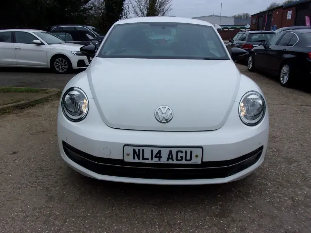 Begagnad VW Beetle Sportline 140 HK (102 kW) 2014 Vit Halvkombi