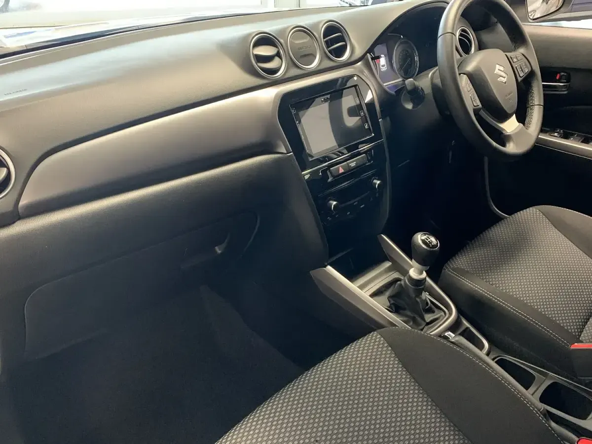 Käytetty Suzuki Vitara SZ-T 129 HP (94 kW) 2023 Hopea Katumaasturi