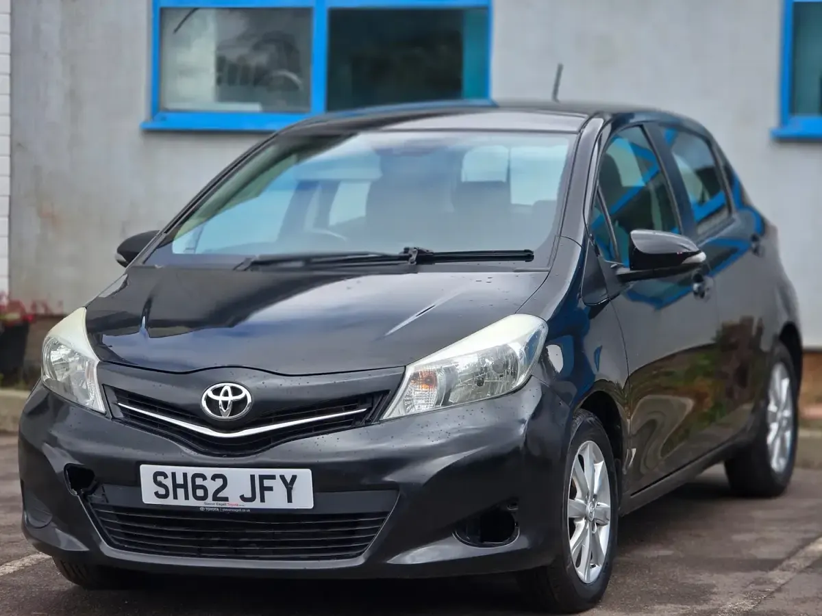 Used Toyota Yaris 99 HP (72 kW) 2012 Black Hatchback