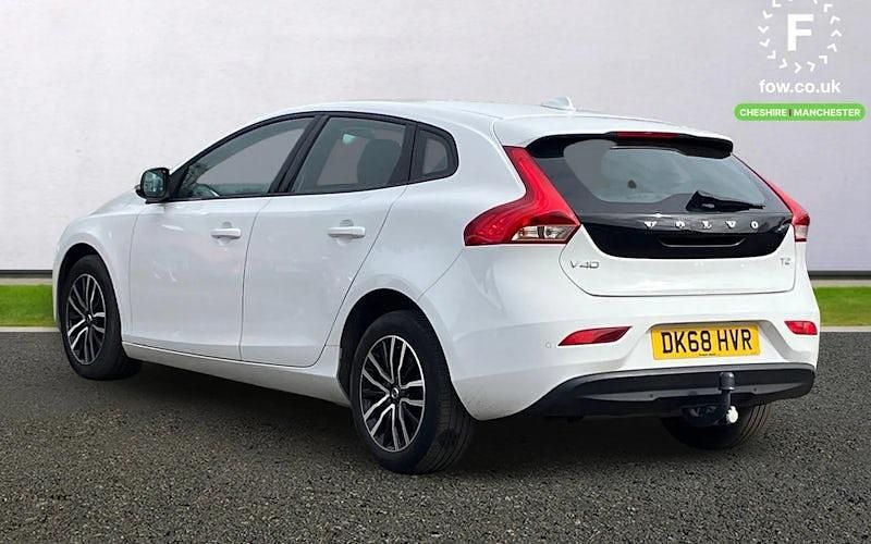Used Volvo V40 Momentum 122 HP (89 kW) 2018 White Hatchback