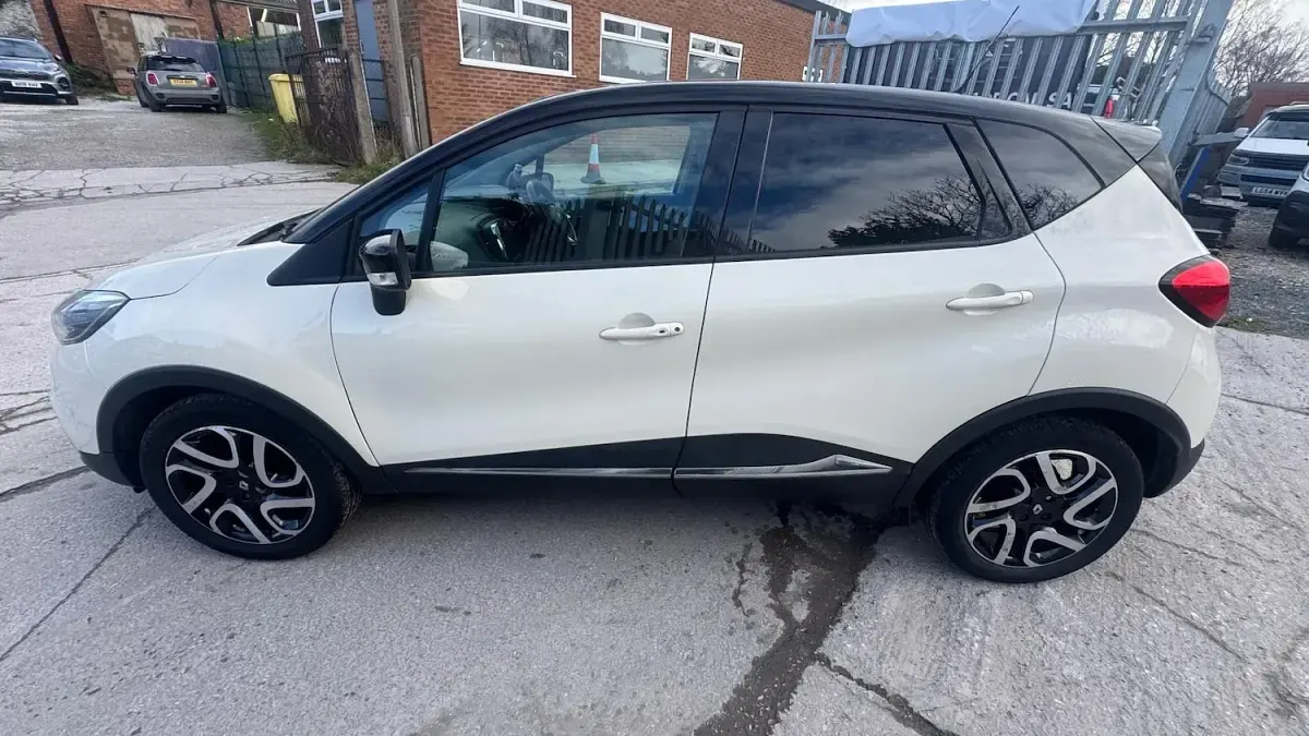 Used Renault Captur Dynamique 88 HP (64 kW) 2015 Cream/black SUV