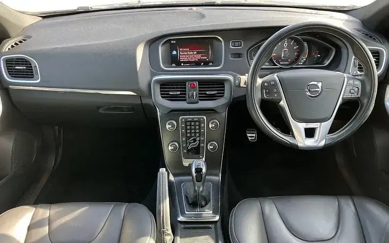 Used Volvo V40 R-Design 122 HP (89 kW) 2019 Hatchback