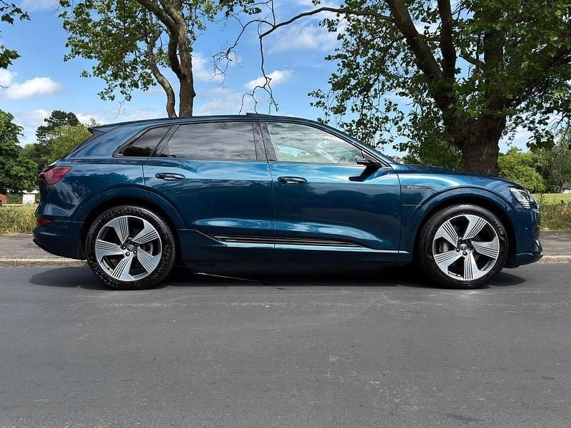 Second-hand Audi e-tron Comfort 300 kW (408 CP) 2019 Albastru SUV