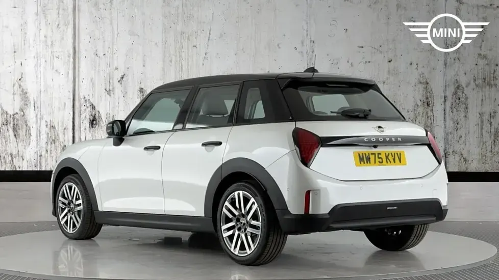 Used Mini Cooper Hatch 113 kW (154 HP) 2025 White Hatchback