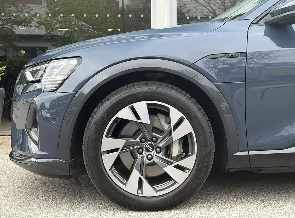 Używany Audi Q8 e-tron Sport 11 kW (15 KM) 2024 SUV