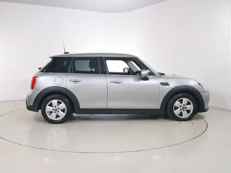 Usado Mini Cooper Classic 134 HP (98 kW) 2022 Prateado Citadino