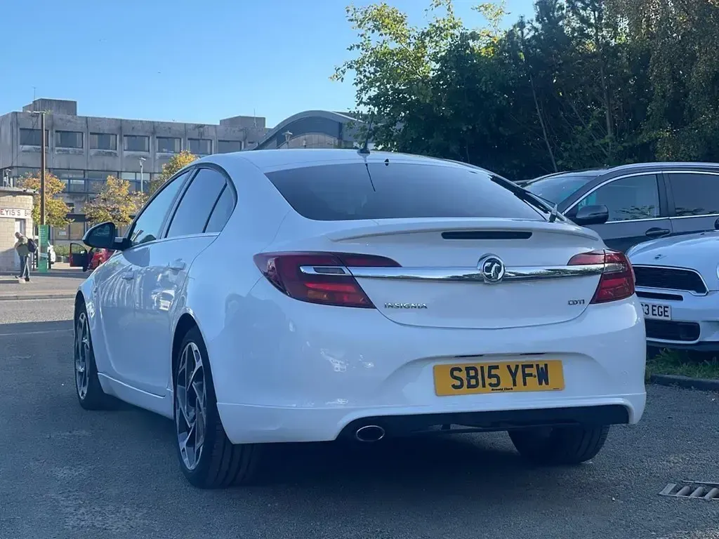 Used Vauxhall Insignia SRi 128 HP (94 kW) 2015 White Hatchback