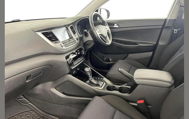 Used Hyundai Tucson SE 141 HP (103 kW) 2017 White SUV