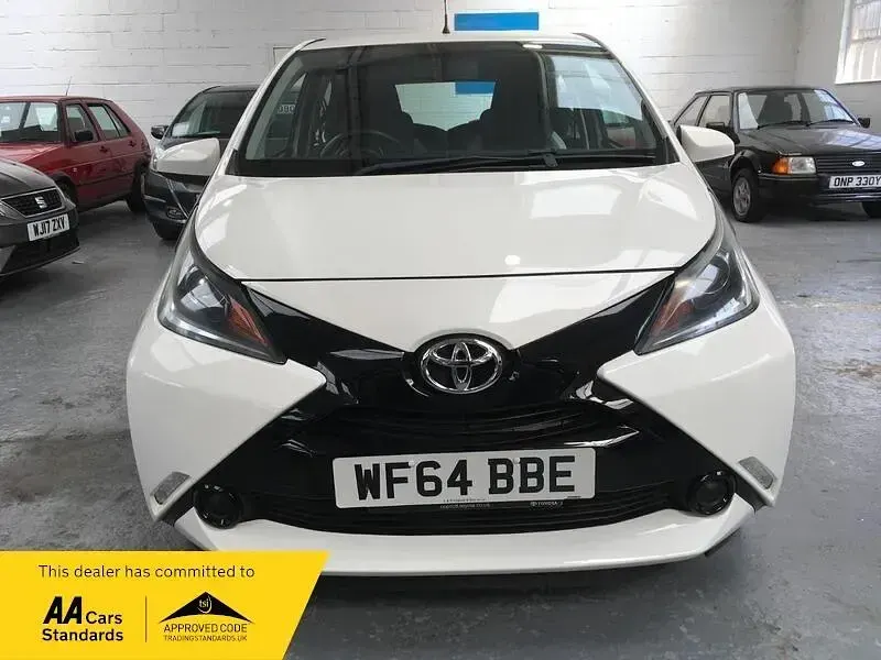 Used Toyota Aygo X-play 68 HP (50 kW) 2014 White Hatchback