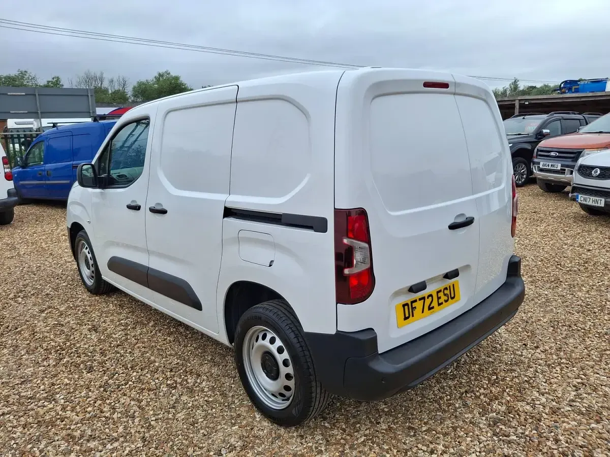Used Vauxhall Combo S 100 HP (73 kW) 2022 White MPV