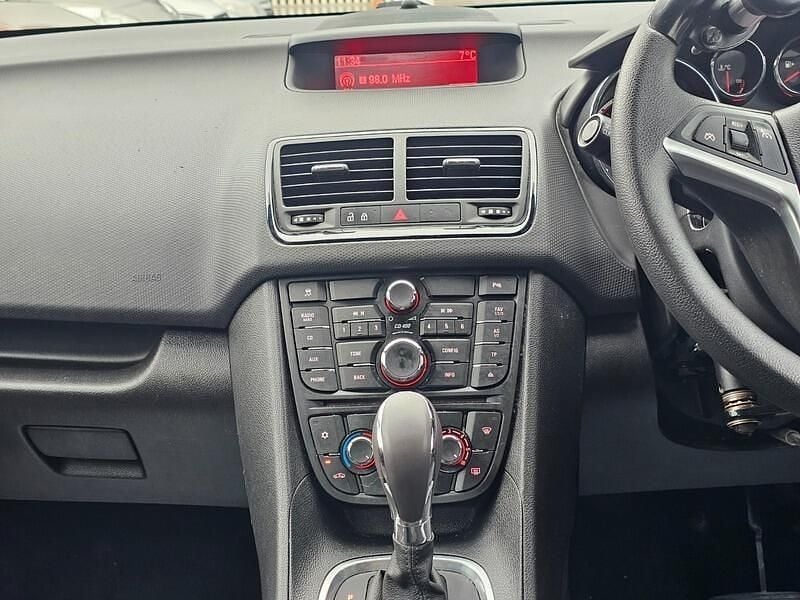 Used Vauxhall Meriva 120 HP (88 kW) 2015 Green MPV