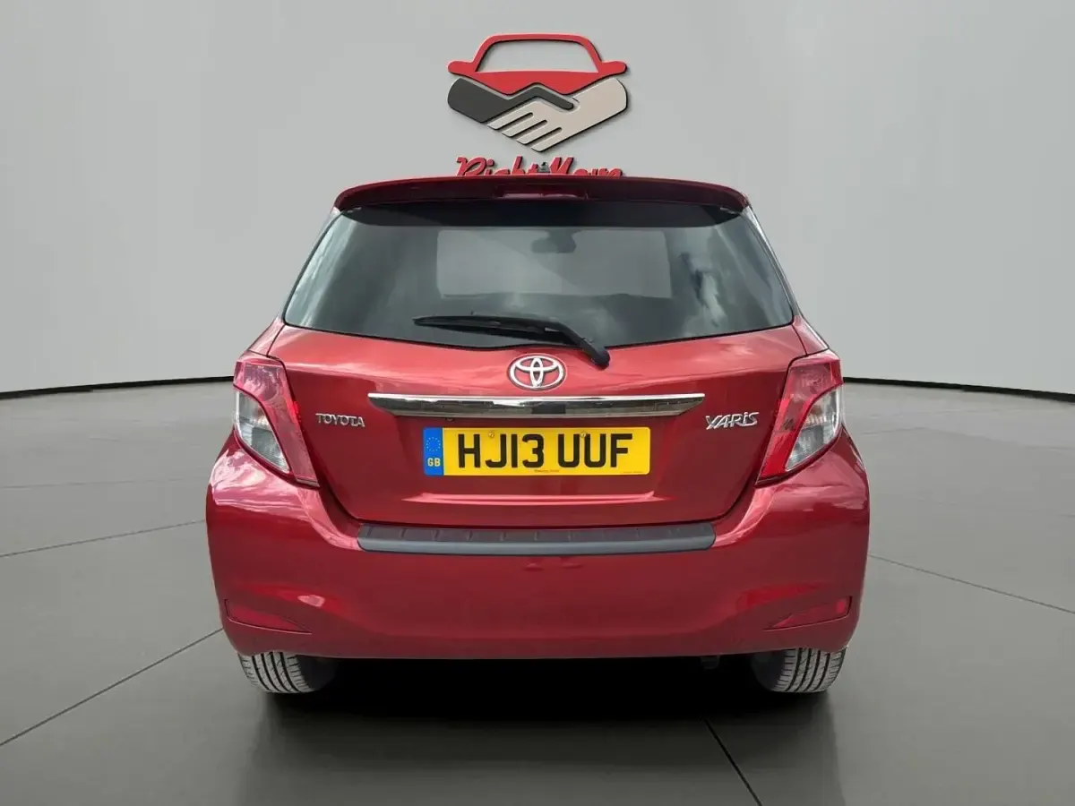 Used Toyota Yaris SR 101 HP (74 kW) 2013 Red Hatchback