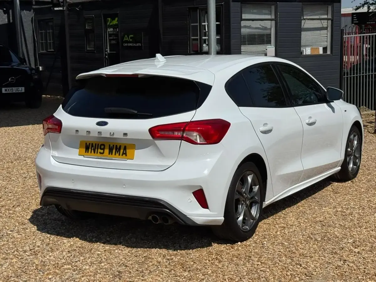 Used Ford Focus ST-Line 125 HP (91 kW) 2019 White Hatchback