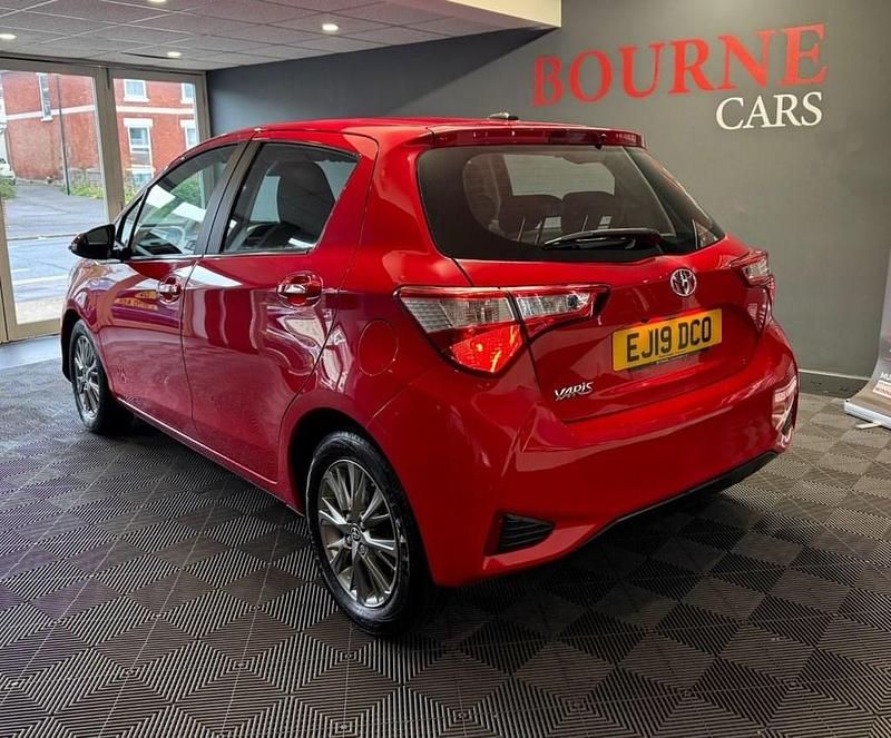 Used Toyota Yaris 72 HP (52 kW) 2019 Red Hatchback