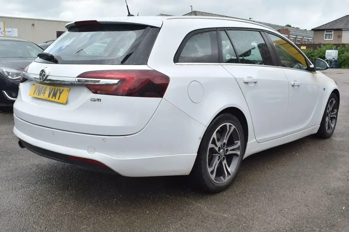 Used Vauxhall Insignia Edition 163 HP (119 kW) 2014 White Estate