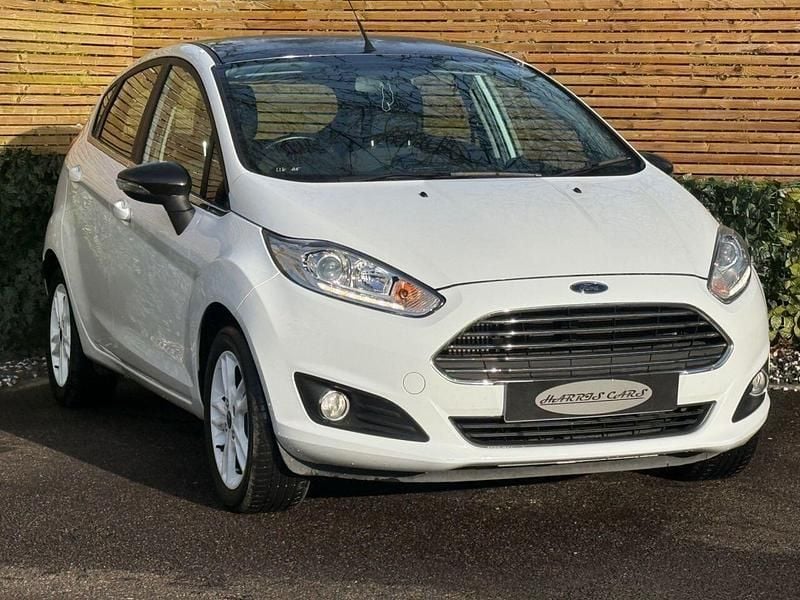 Used Ford Fiesta Zetec 100 HP (73 kW) 2017 White Hatchback