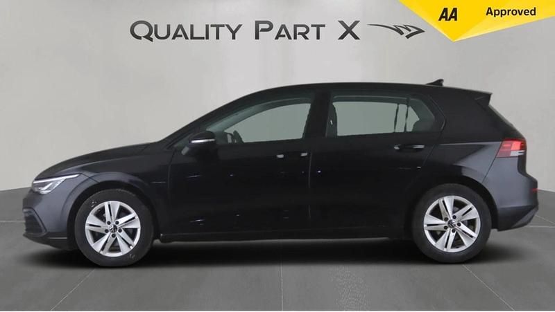 Second-hand VW Golf VIII Life 110 CP (80 kW) 2022 Negru Hatchback