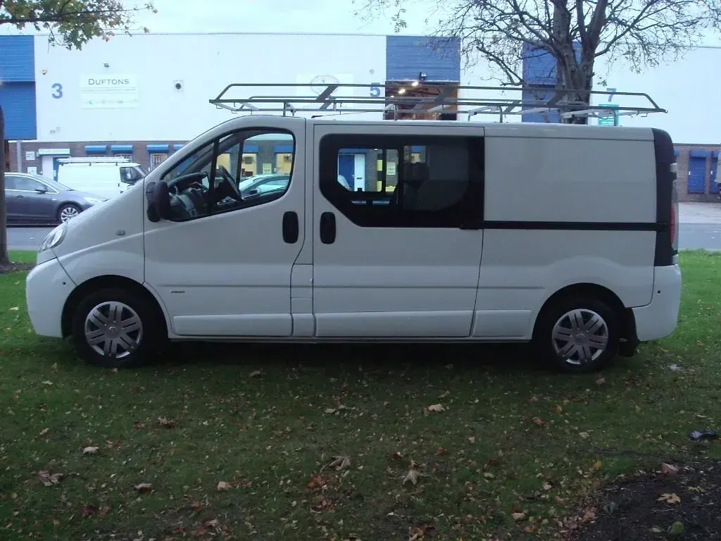 Used Vauxhall Vivaro Sportive 146 HP (107 kW) 2006 White MPV