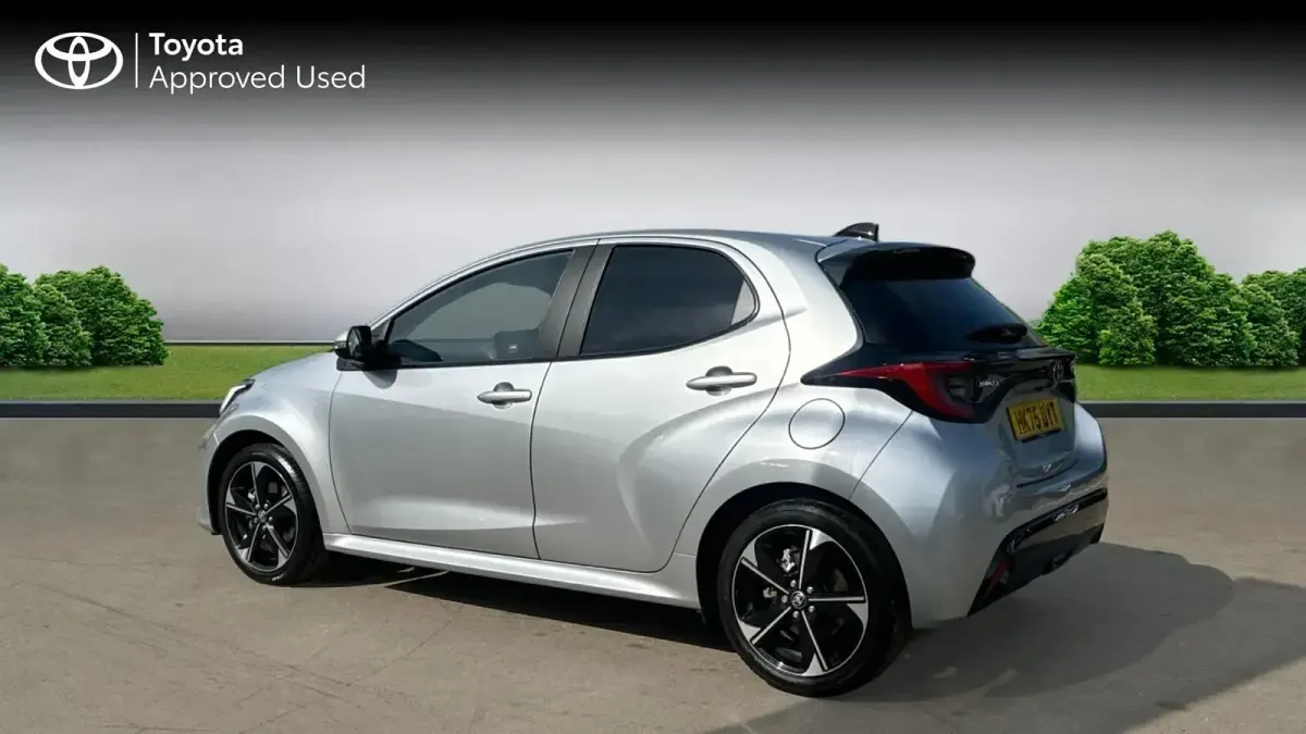 Used Toyota Yaris Hybrid 130 HP (95 kW) 2025 Silver Hatchback