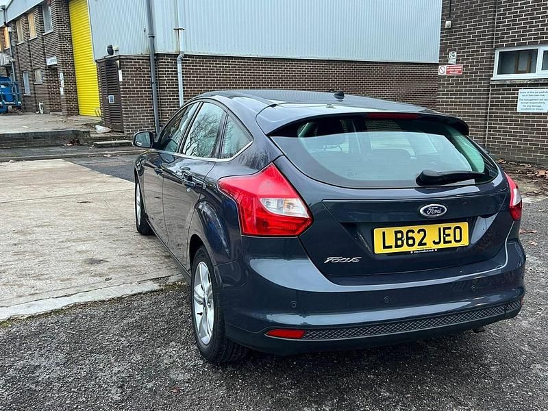 Used Ford Focus Zetec 125 HP (91 kW) 2012 Grey Hatchback