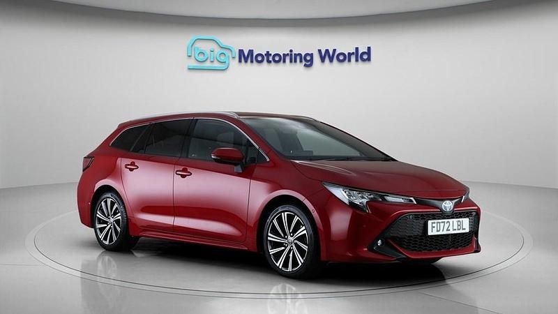 Usado Toyota Corolla Design 196 HP (144 kW) 2023 Vermelho Carrinha