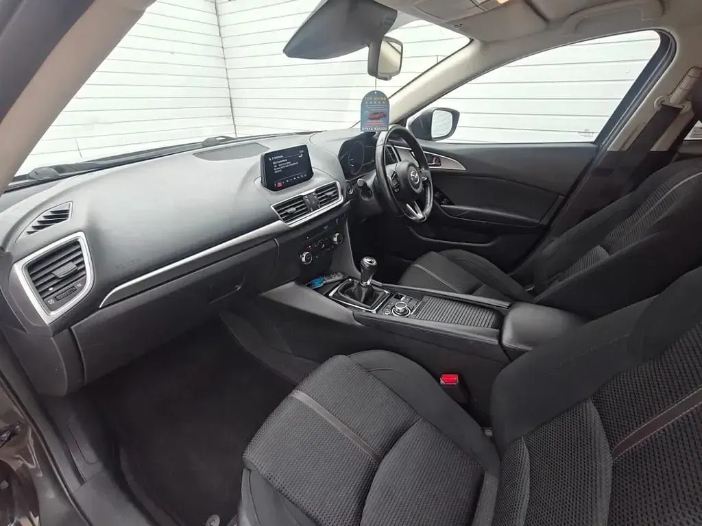 Usado Mazda 3 121 HP (88 kW) 2018 Cinzento Citadino